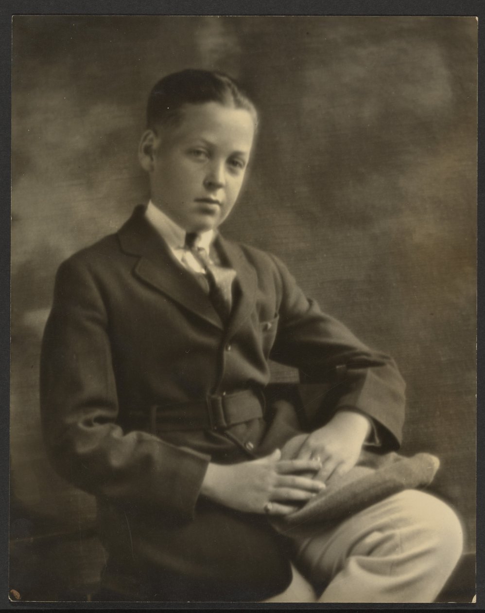 [Portræt af en dreng med kasket på knæet]. af Louis Fleckenstein