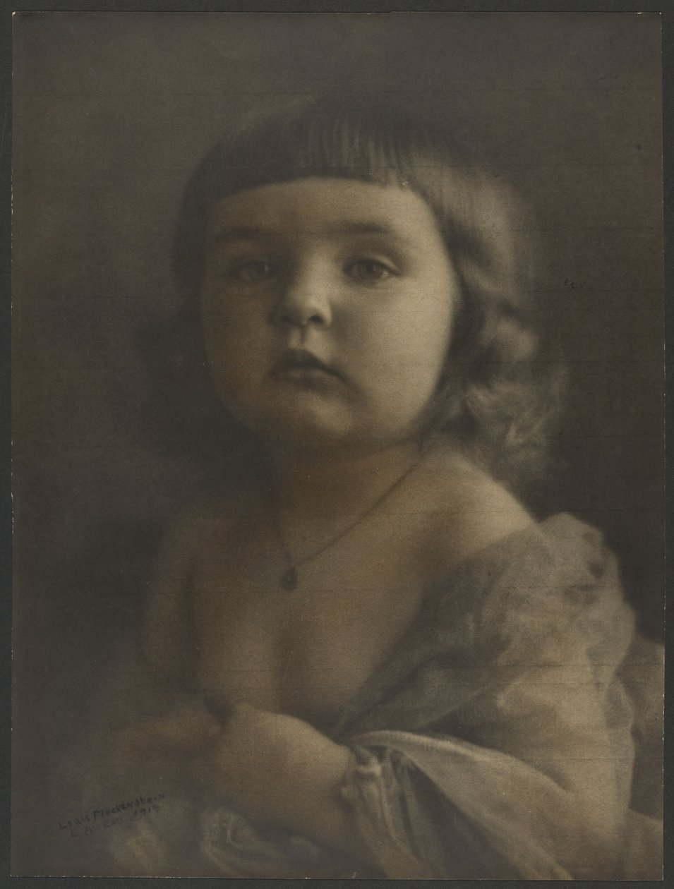 [Portræt af et barn i gaze] af Louis Fleckenstein