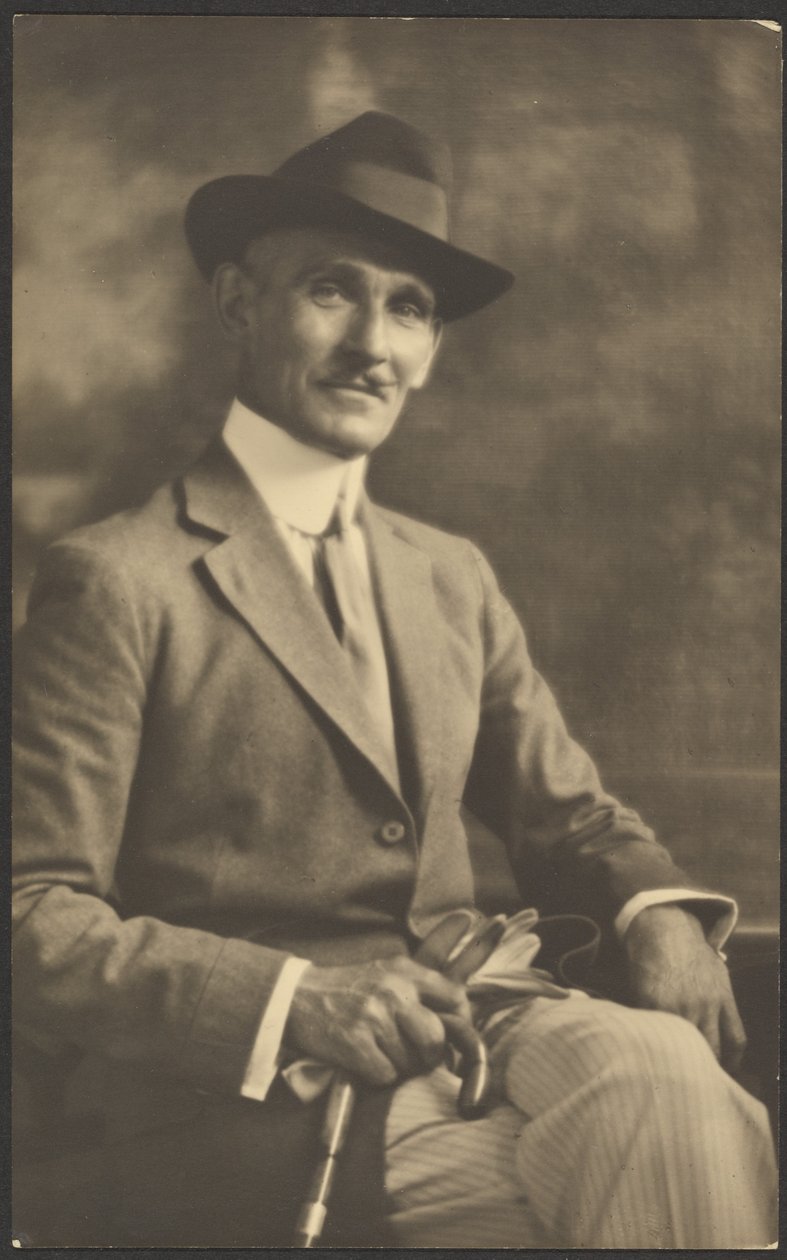 [Portræt af en mand med stok og handsker]. af Louis Fleckenstein