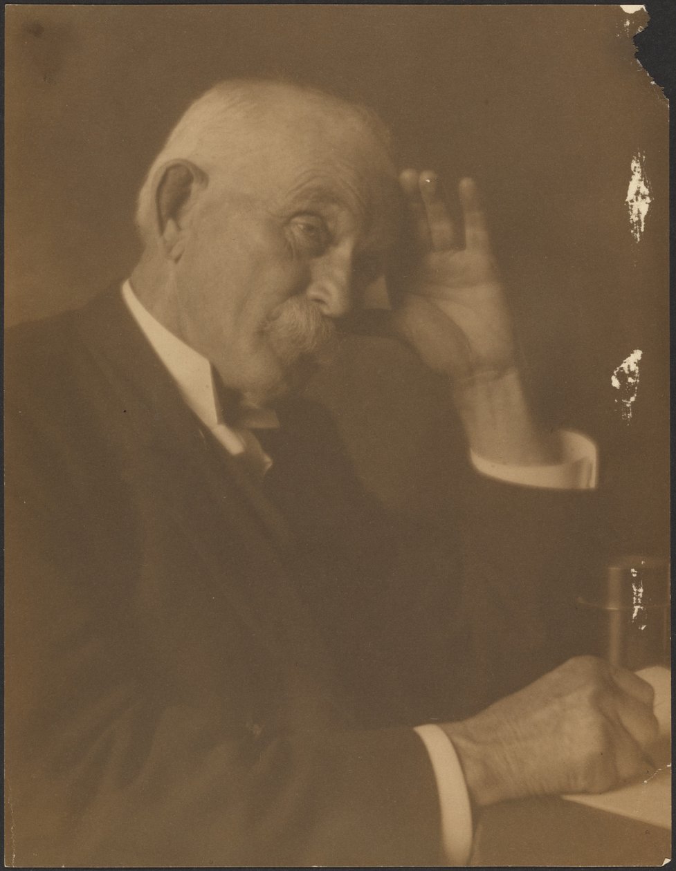 [Portræt af en mand, der sidder ved et skrivebord]. af Louis Fleckenstein