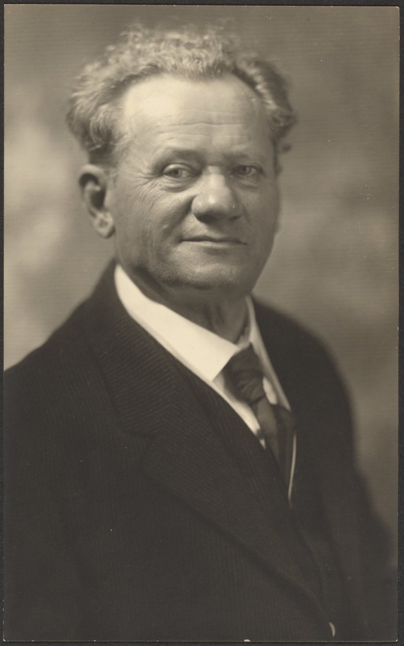 [Portræt af en mand i sortstribet jakkesæt]. af Louis Fleckenstein