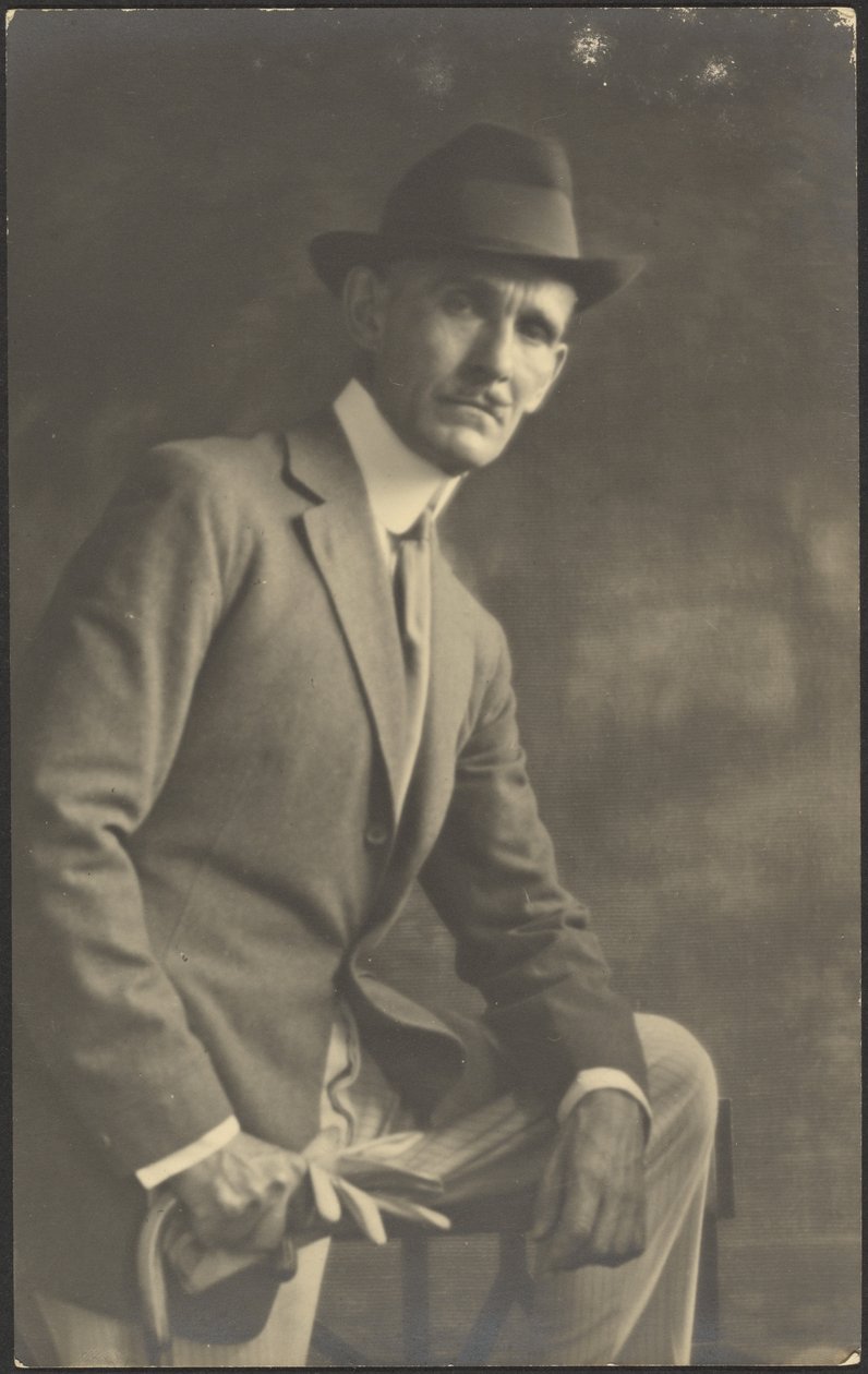 [Portræt af en mand med stok og handsker]. af Louis Fleckenstein