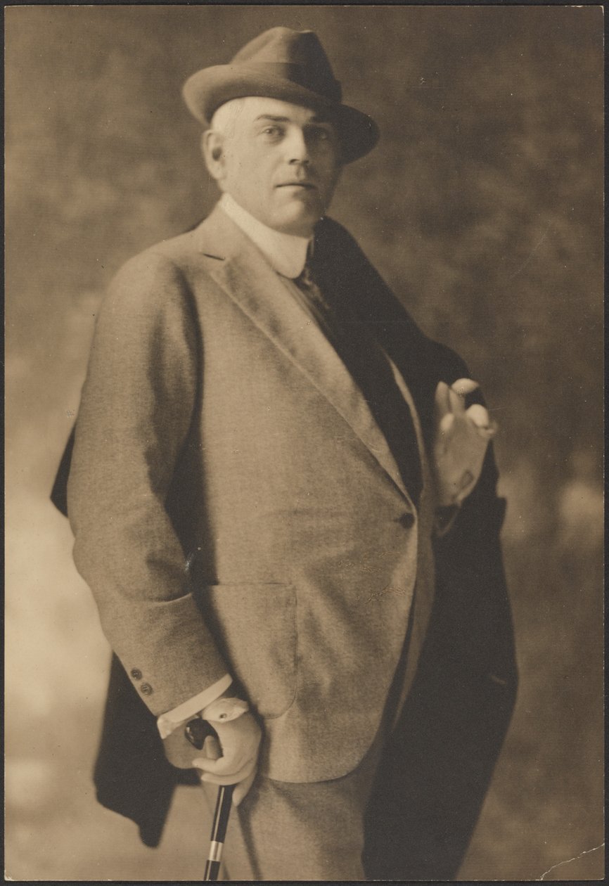 [Portræt af en mand med stok og handsker]. af Louis Fleckenstein