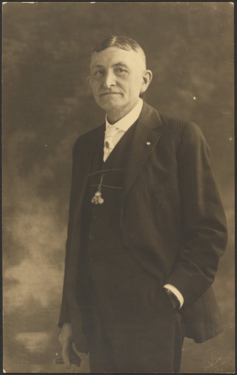 [Portræt af en mand med udsmykket urremme]. af Louis Fleckenstein