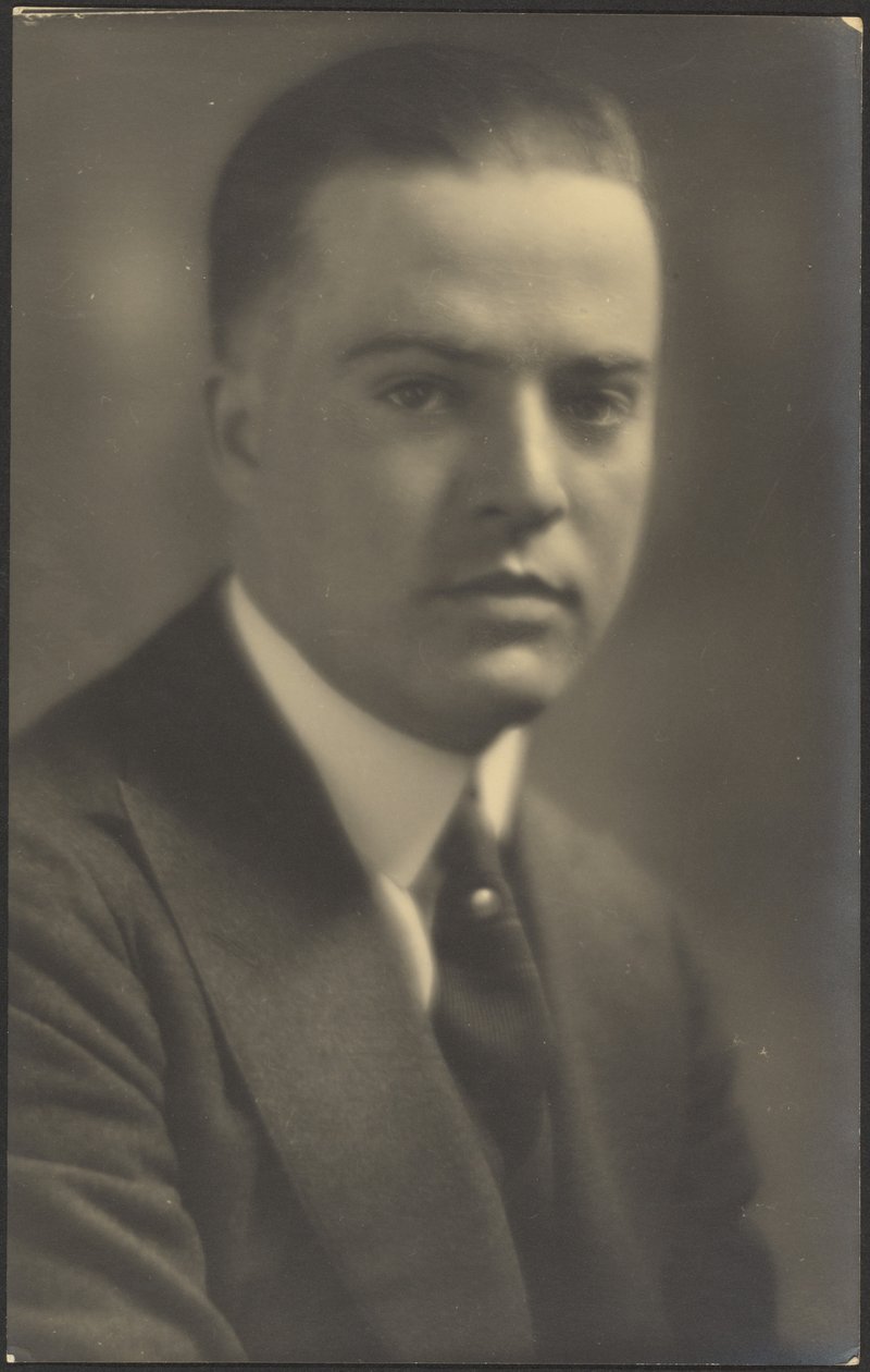 [Portræt af en mand med perleslipsnål]. af Louis Fleckenstein