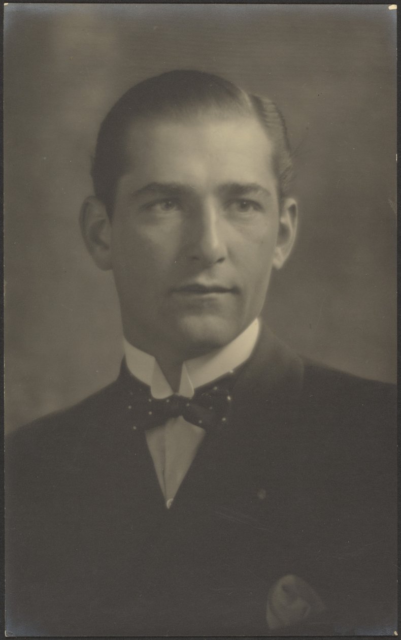 [Portræt af en mand med polkaprikket butterfly]. af Louis Fleckenstein