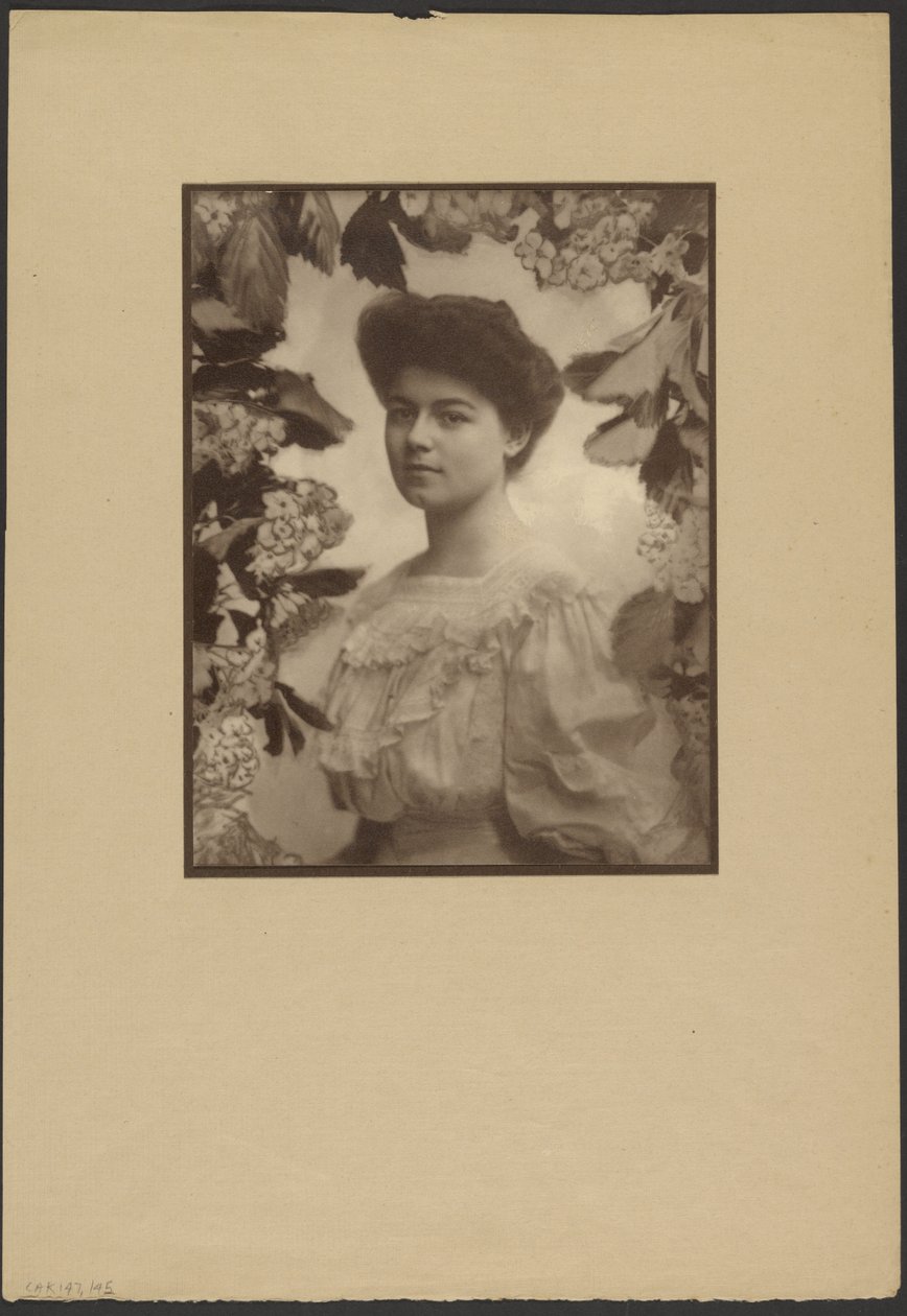 [Portræt af en kvinde med malet blomsterkant]. af Louis Fleckenstein