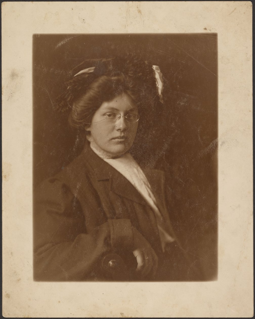 [Portræt af en kvinde med pince-nez] af Louis Fleckenstein