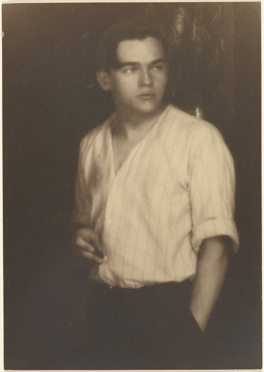 [Portræt af en ung mand i stribet skjorte med cigaret]. af Louis Fleckenstein