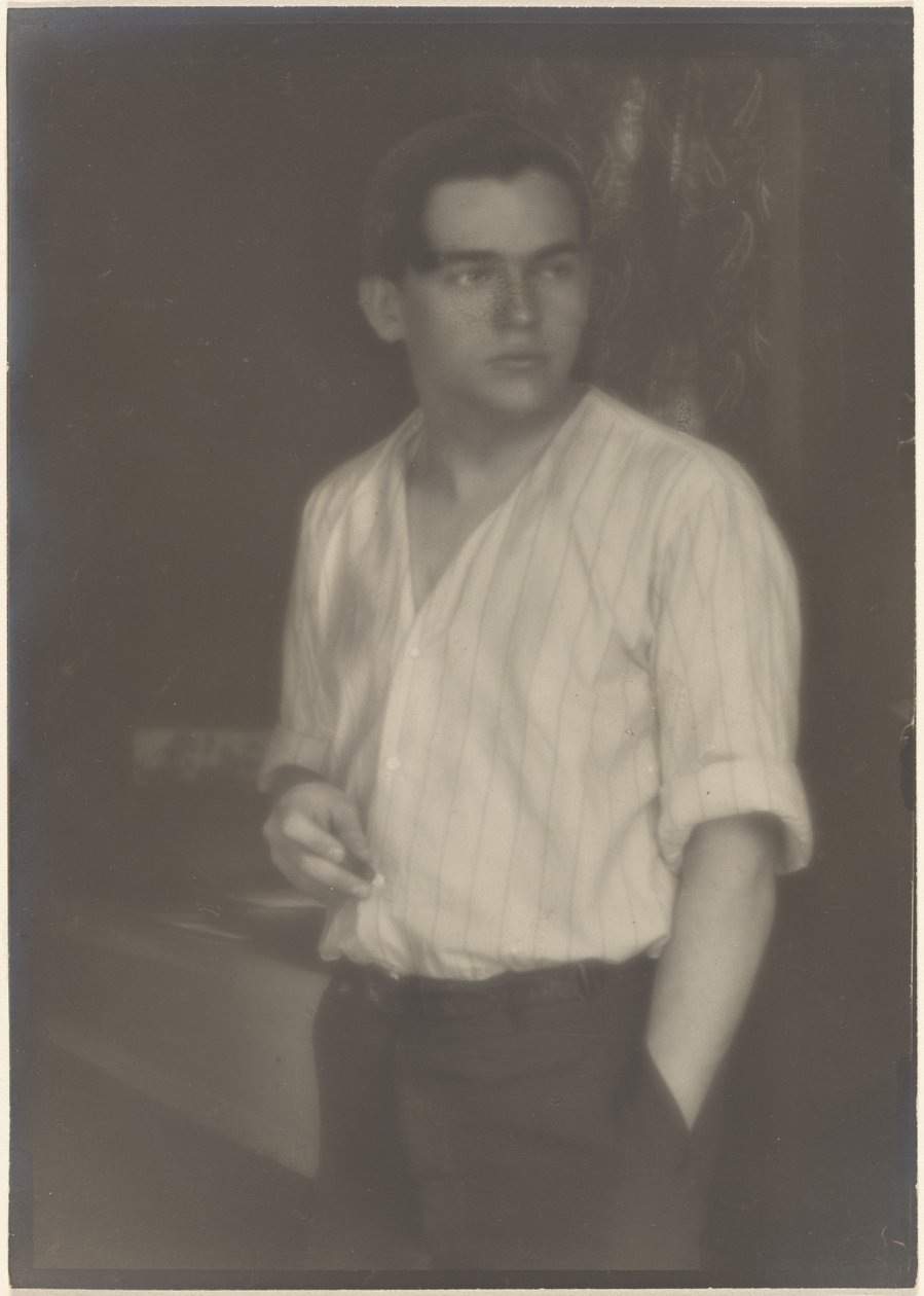 [Portræt af en ung mand i stribet skjorte med en cigaret] af Louis Fleckenstein
