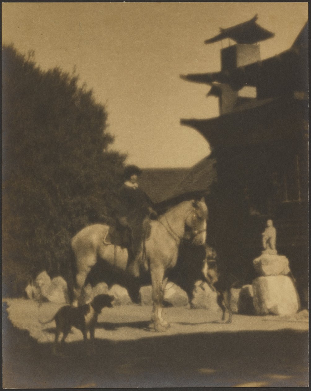 [Ruth Comfort Mitchell foran sit hjem, Yung See San Fong House, Los Gatos] af Louis Fleckenstein