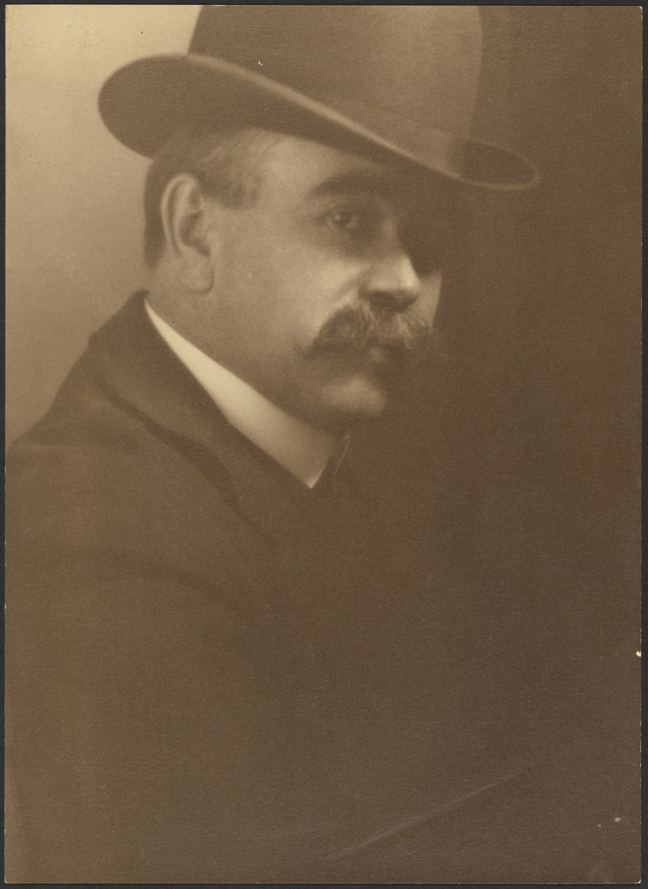 [Selvportræt med bowlerhat] af Louis Fleckenstein