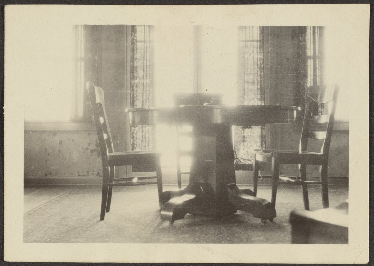 [Bord og stole] af Louis Fleckenstein