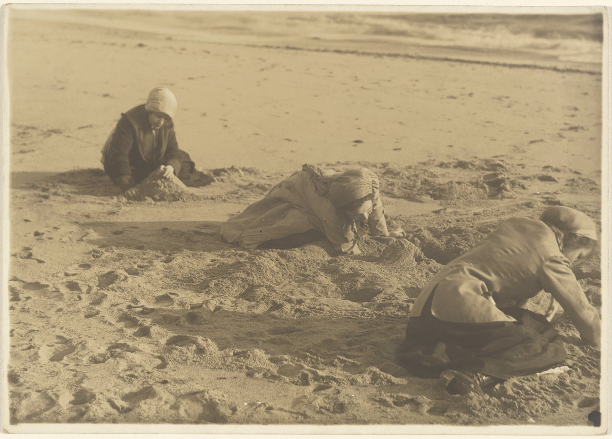 [Tre piger, der bygger sandslotte om vinteren] af Louis Fleckenstein