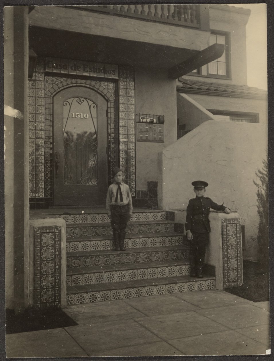 [To drenge foran Fleckensteins atelier i Long Beach] af Louis Fleckenstein