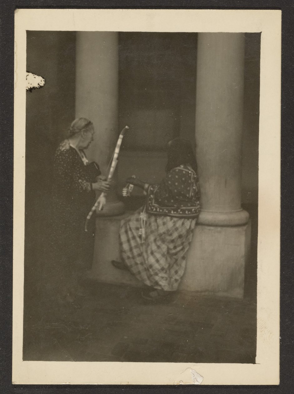 [To figurer nær søjler]. af Louis Fleckenstein