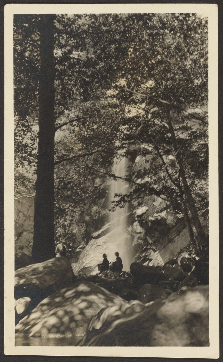 [To figurer ved et vandfald i skoven]. af Louis Fleckenstein