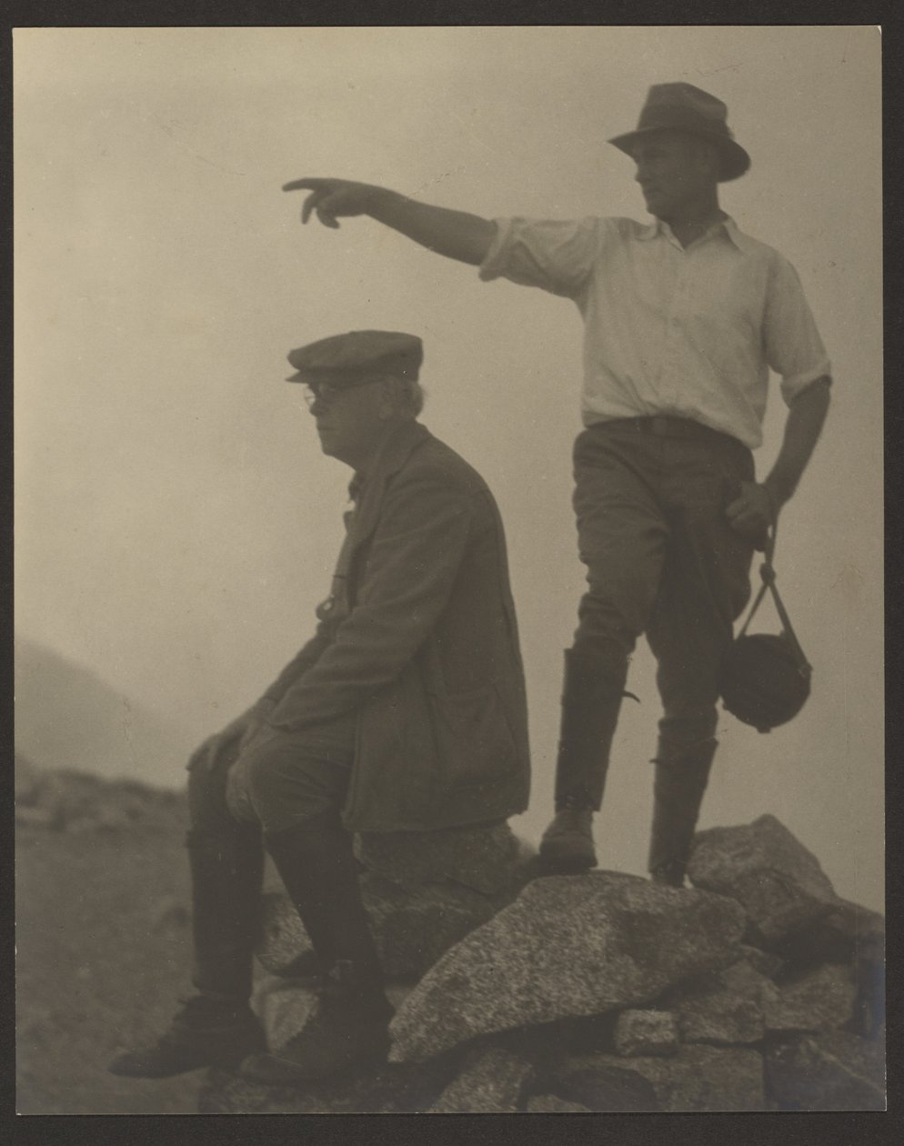 [To mænd, der ser mod venstre, Old Baldy Peak] af Louis Fleckenstein