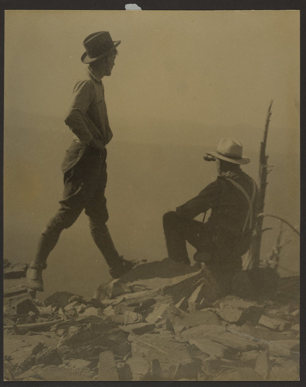 [To mænd, der kigger ud i det fjerne (muligvis Old Baldy Peak)] af Louis Fleckenstein