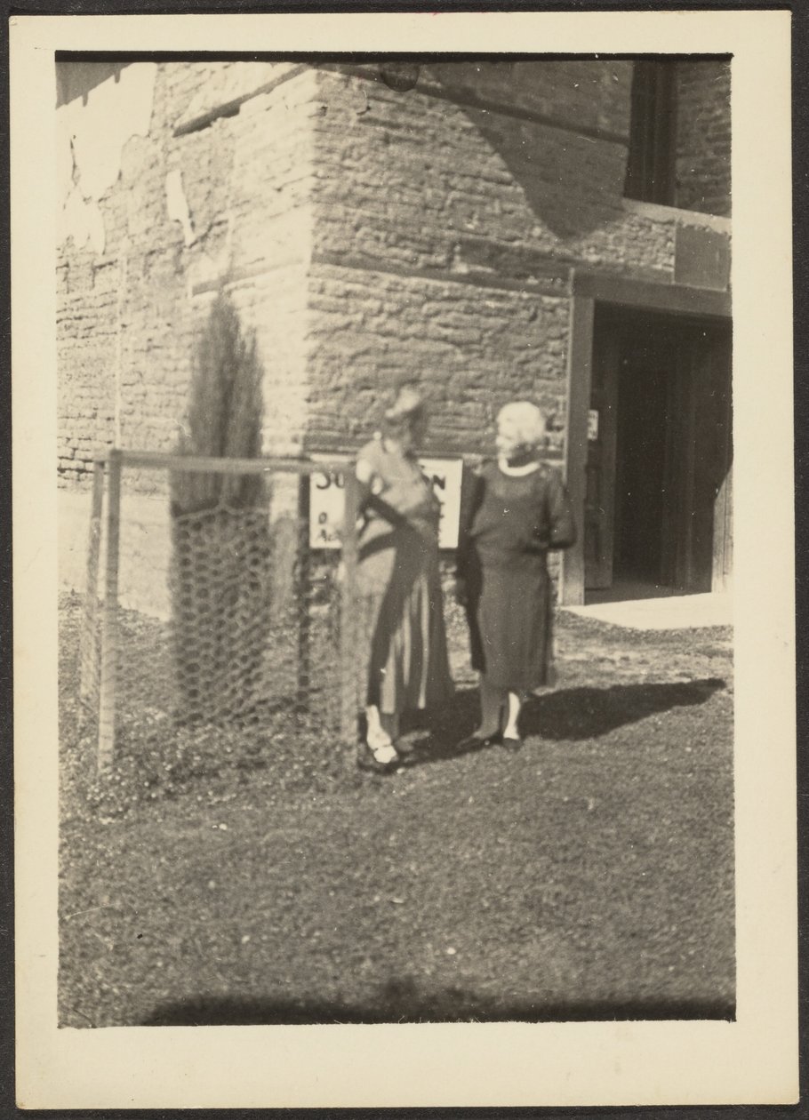 [To kvinder foran bygningen] af Louis Fleckenstein