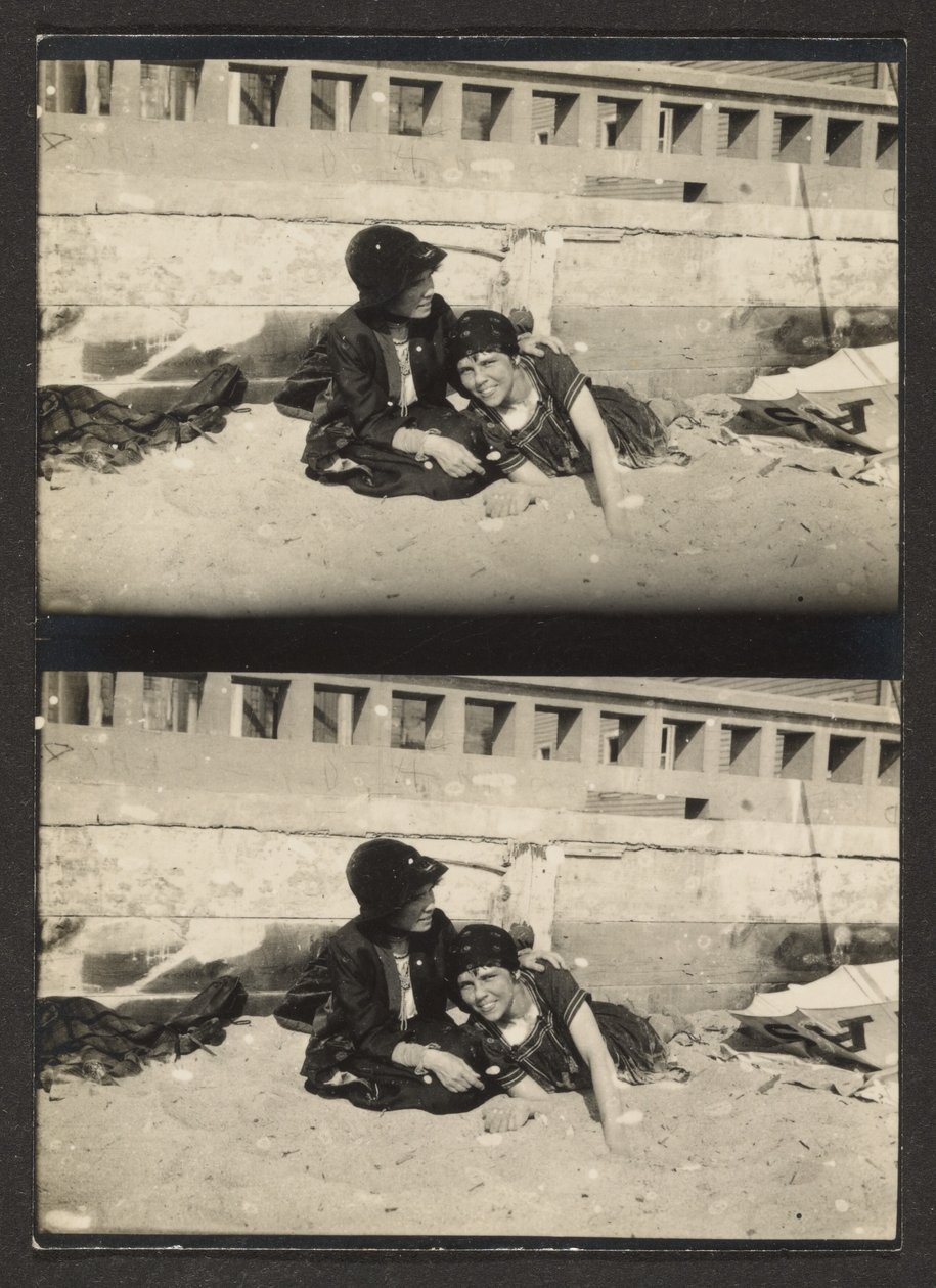 [To kvinder på stranden, genfotograferet]. af Louis Fleckenstein