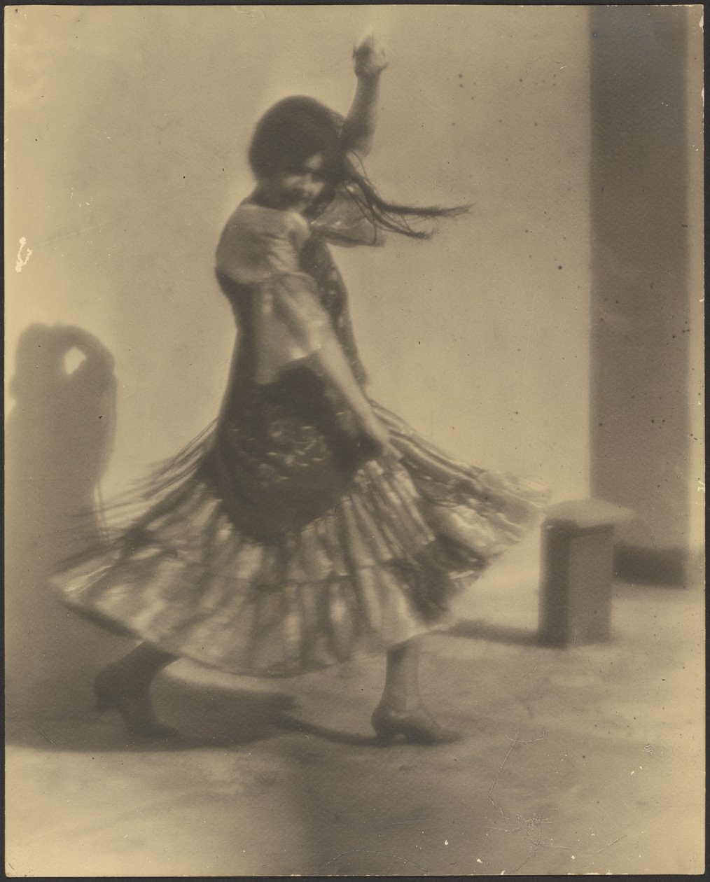 [Kvinde, der danser i spansk dragt] af Louis Fleckenstein