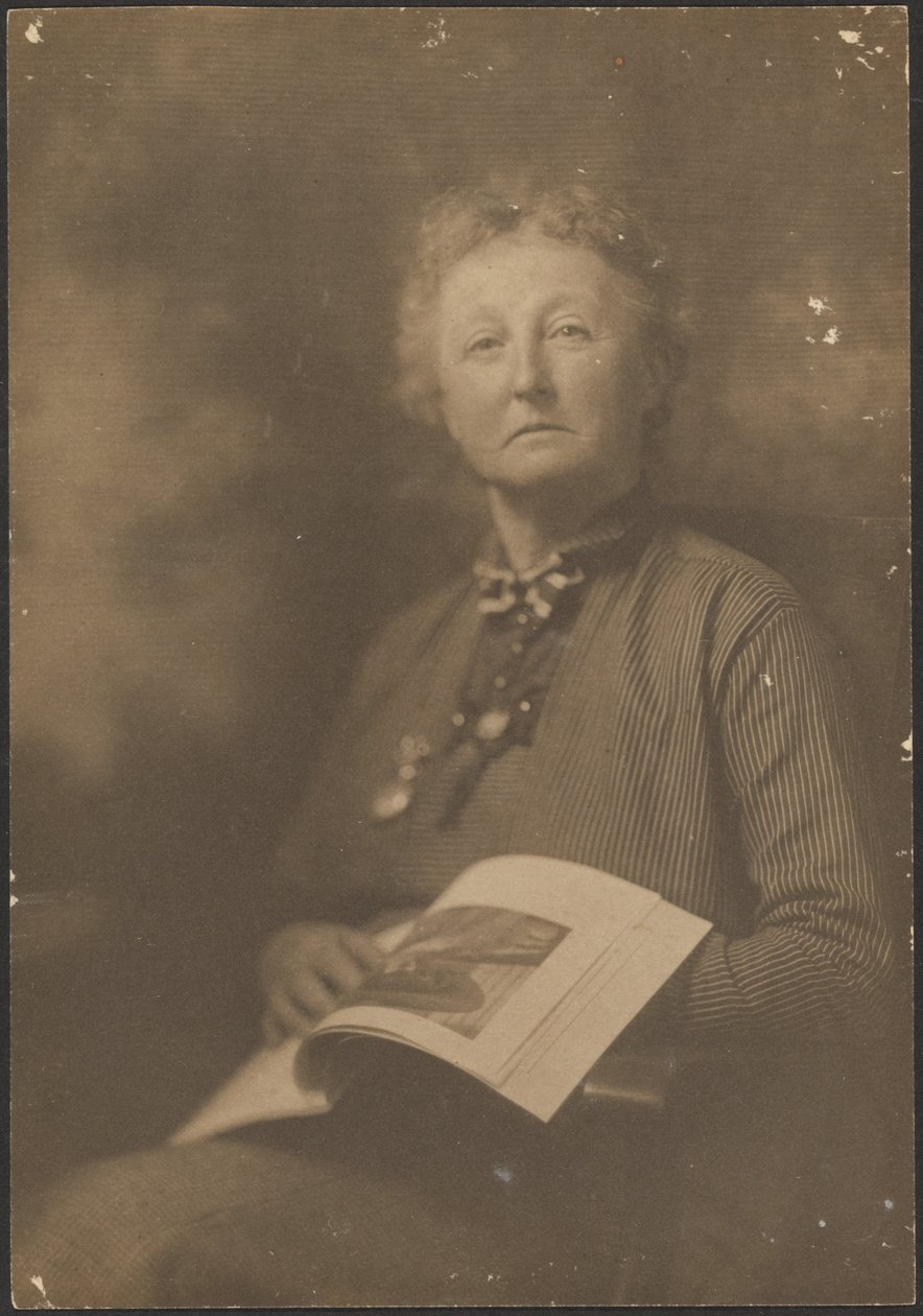 [Woman Holding Magazine]. af Louis Fleckenstein