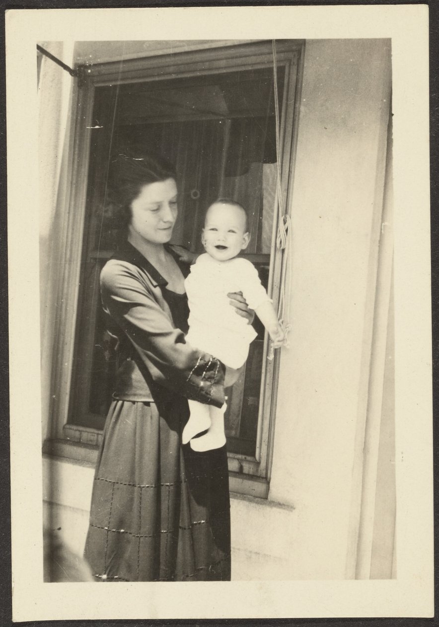 [Kvinde holder smilende baby] af Louis Fleckenstein