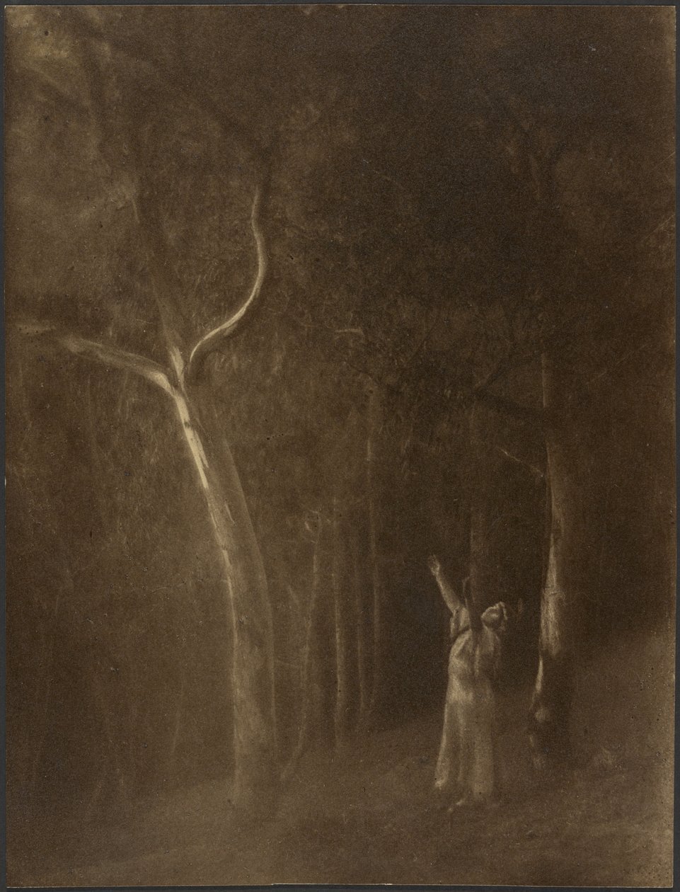 [Kvinde, der beder midt i træerne]. af Louis Fleckenstein