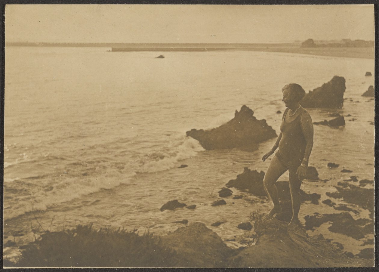 [Kvinde på stranden] af Louis Fleckenstein