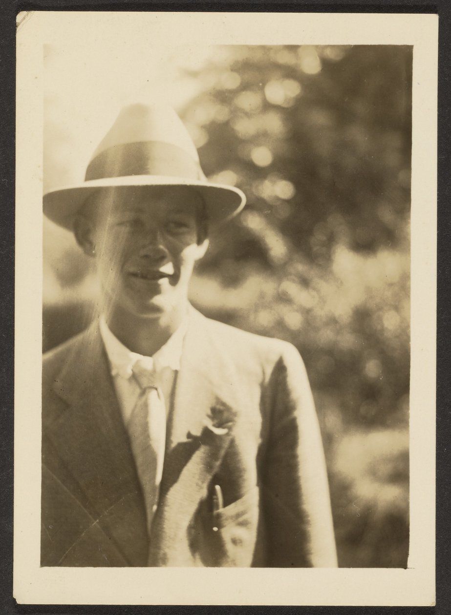 [Ung mand med fedora] af Louis Fleckenstein