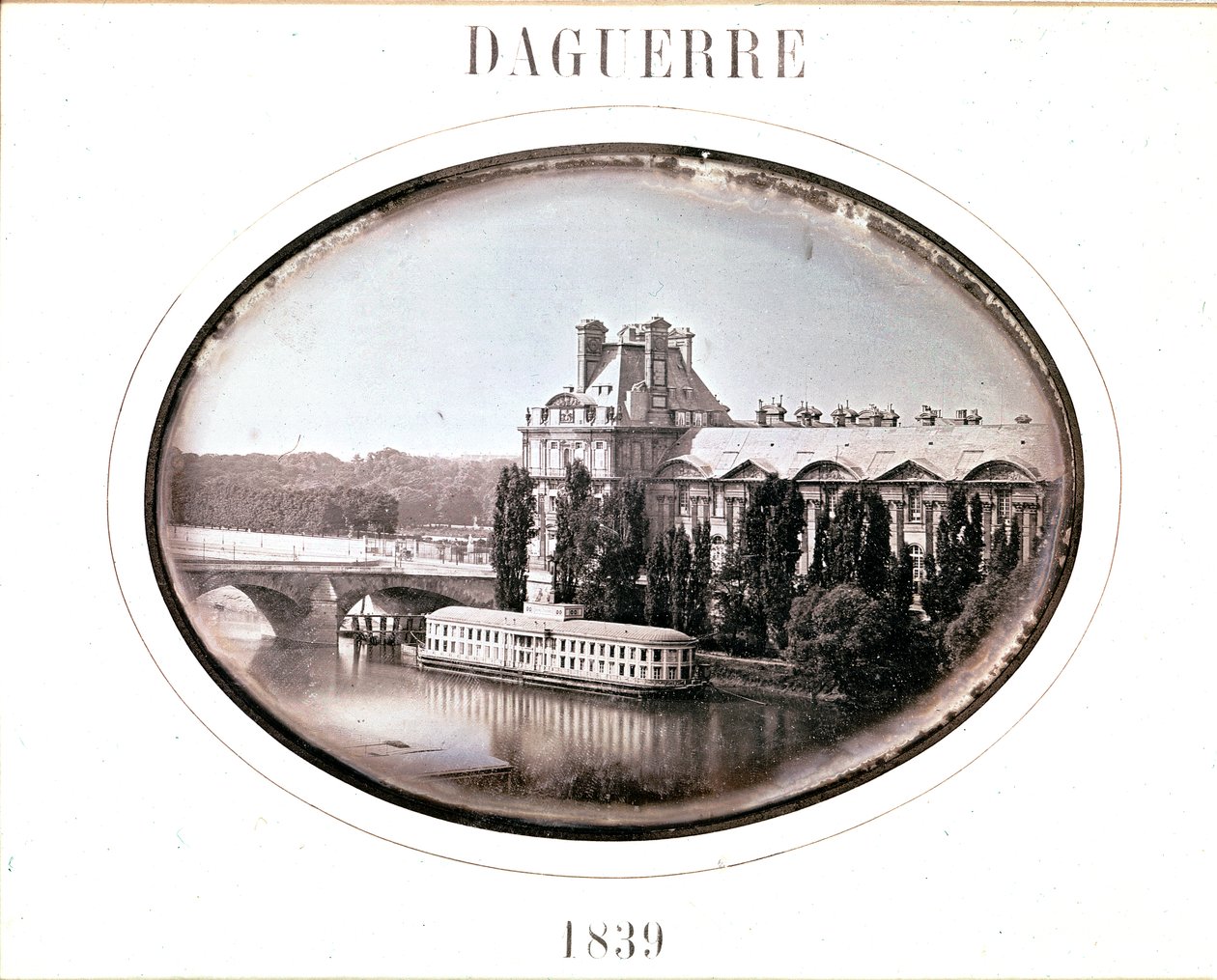 Daguerre: Pavillon de Flore, Louvre, Paris 1839 (daguerrotypi) af Louis Jacques Mande Daguerre
