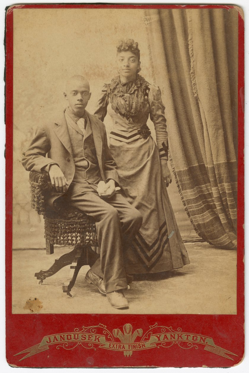 Fotografi af afrikansk-amerikansk mand og kvinde i formelt tøj, slutningen af det 19. århundrede. af Louis Janousek