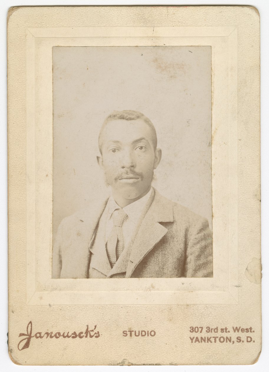 Fotografi af en mand iført en lys jakke, vest og slips, slutningen af det 19. århundrede. af Louis Janousek