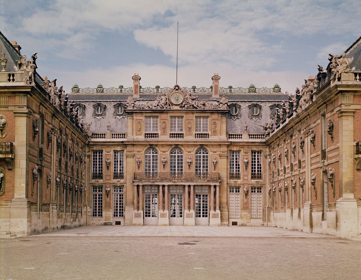 Louis XIII-gården, eller marmorgården, ombygget af Le Vau i ca. 1630 af Louis Le Vau