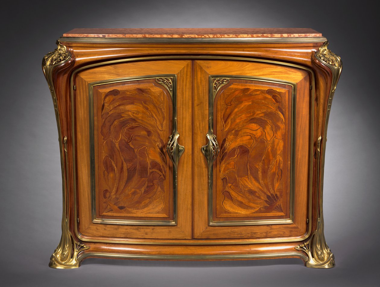Skab, ca. 1910 (træmarquetry med metalbeslag) af Louis Majorelle