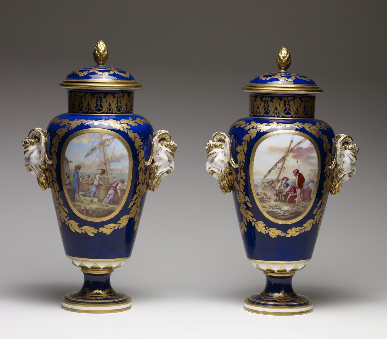 Et par vaser (blødt porcelæn med maling og forgyldt) af Louis Simon Boizot