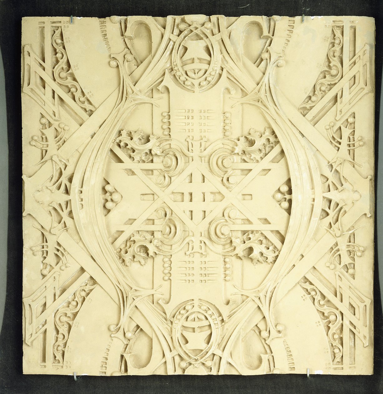 A ceiling fragment, decorated with elaborate scrolls and foliate devices, 1906-1908dani af Louis Sullivan