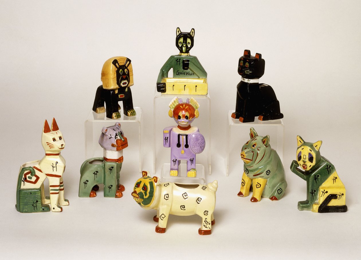 En gruppe porcelænsvaser formet som stiliserede dyr, 20. århundrede (porcelæn, emalje) af Louis Wain