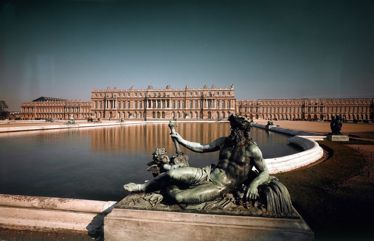 Udsigt over facaden og springvandene i parken på slottet i Versailles. Skabt af arkitekterne Louis Le Vau (1612-1670) og Jules Hardouin Mansart (1646-1708) 1668-1684 Chateaux of Versailles og Trianon, Versailles af Louis and Mansart Jules H.  Le Vau