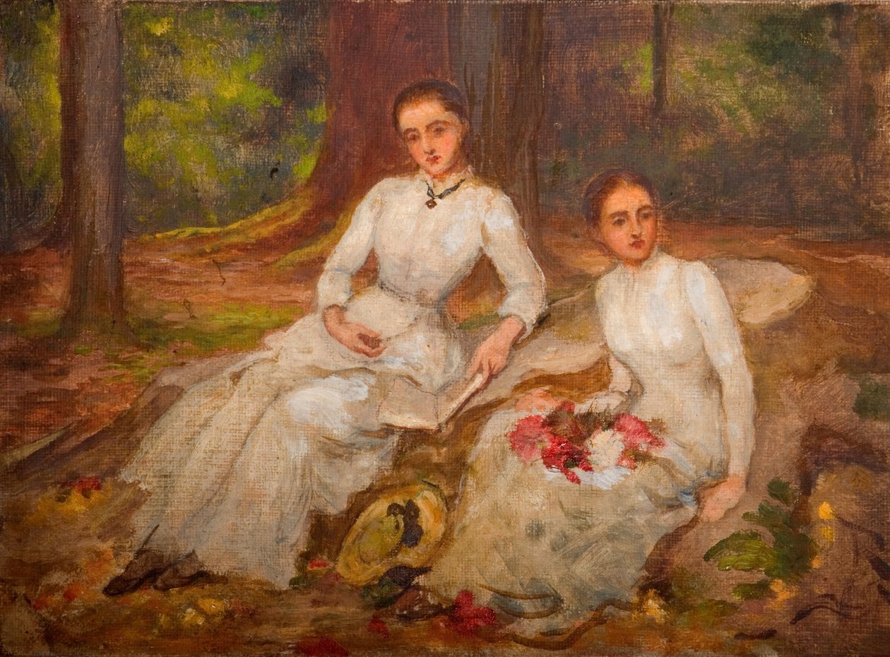To kvinder i hvidt siddende i skovklædt lysning, 1900. af Louisa Starr