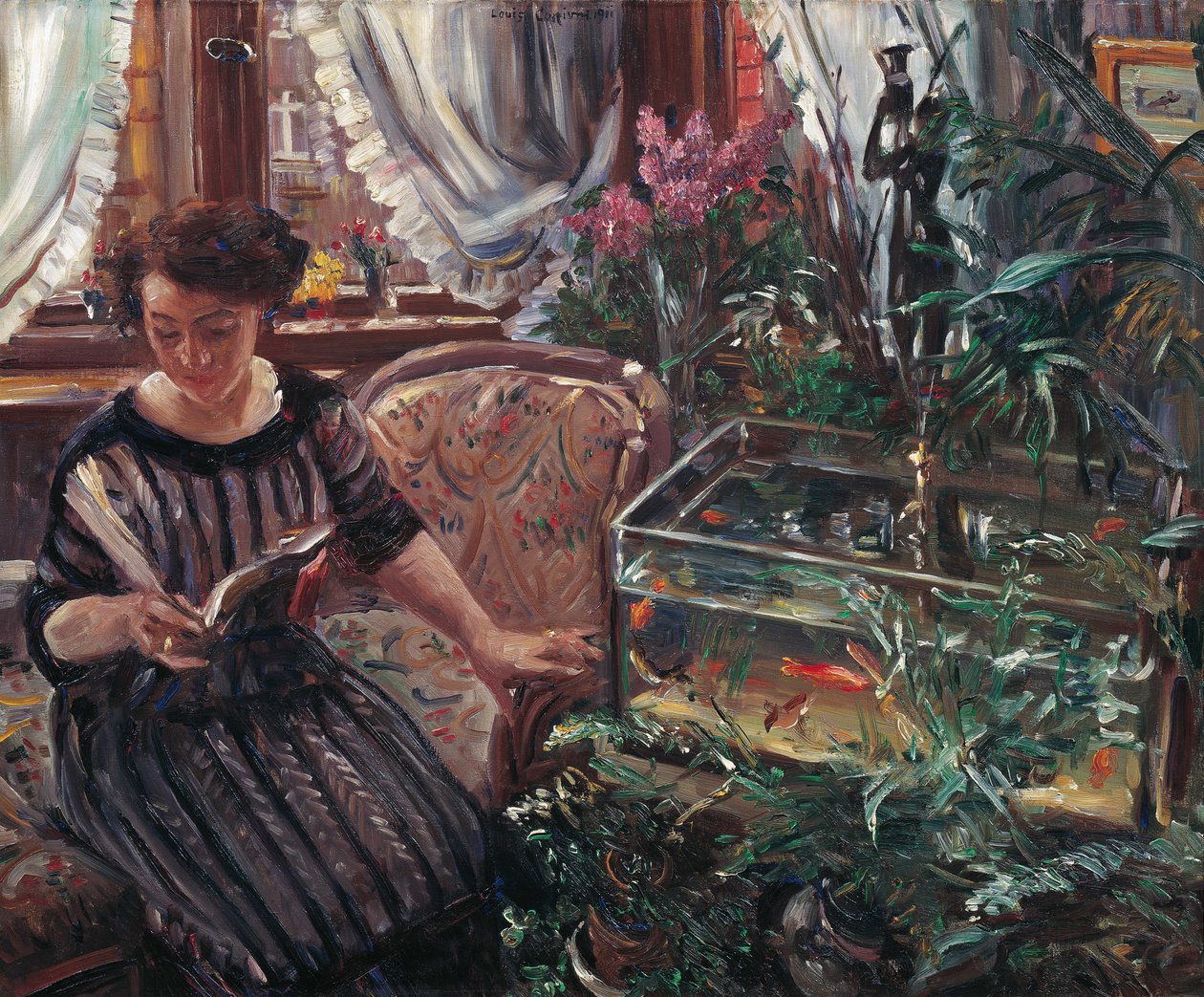 En kvinde læser nær en guldfisketank, 1911. af Lovis Corinth