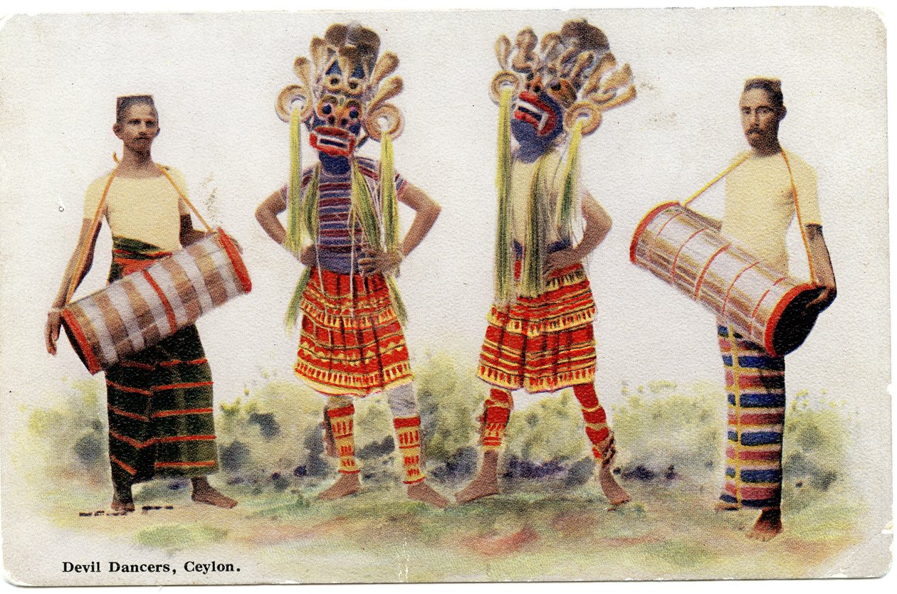 Devil Dancers, Ceylon, ca. 1900-20 (håndkoloreret fotografi) af Ltd. Ceylon Plâté