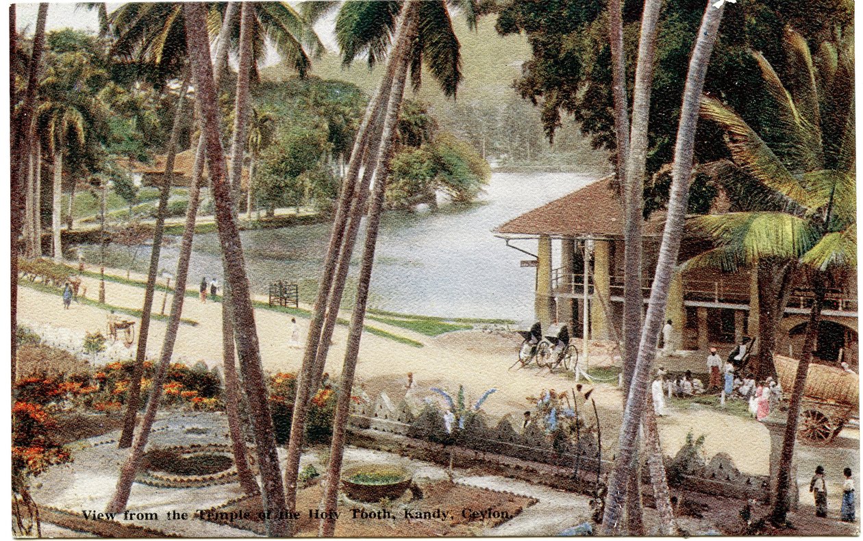 Udsigt fra Templet for den hellige tand, Kandy, Ceylon, ca. 1900-20 (håndkoloreret fotografi) af Ltd. Ceylon Plâté