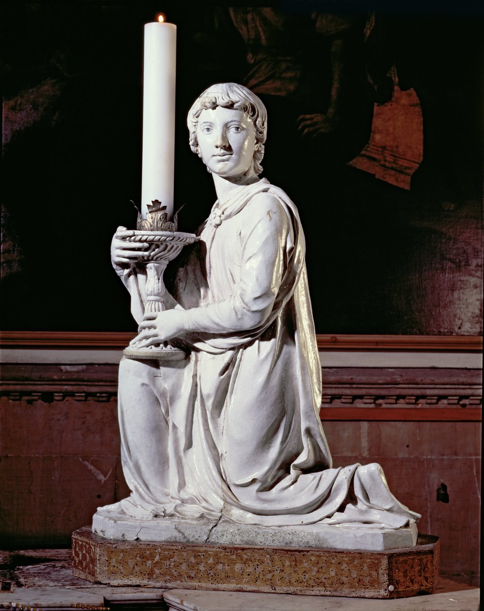 Engel holder et stearinlys (glaseret keramik) (for detaljer se 97635) (for par se 97637-8) af Luca Della Robbia