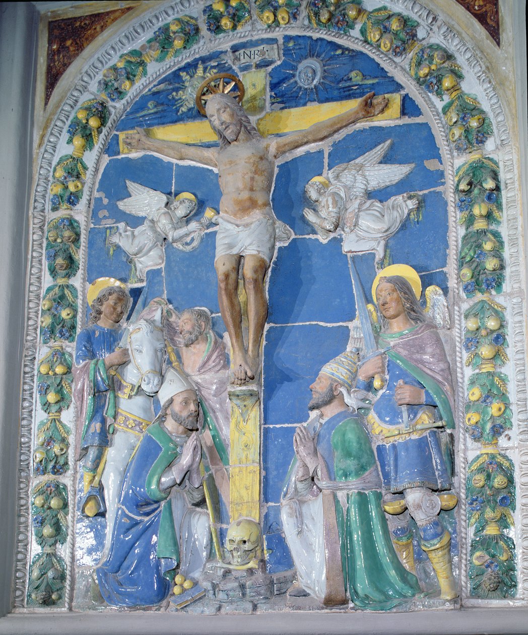 Korsfæstelse, basrelief (tinglaseret lertøj) af Luca Della Robbia