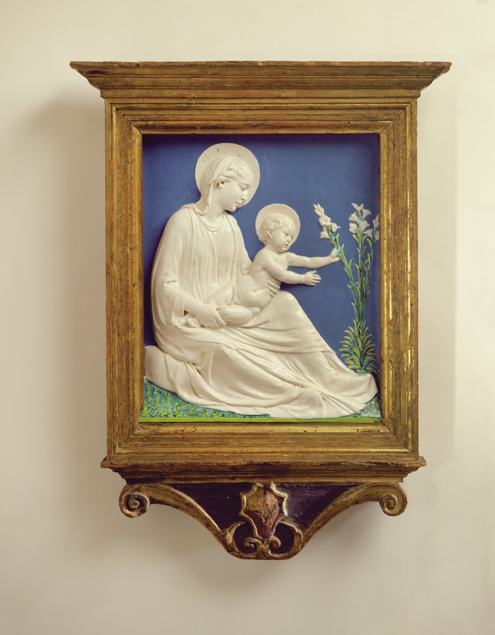 Madonna of the Lilies, ca. 1450-60 (terracotta med glasur) af Luca Della Robbia