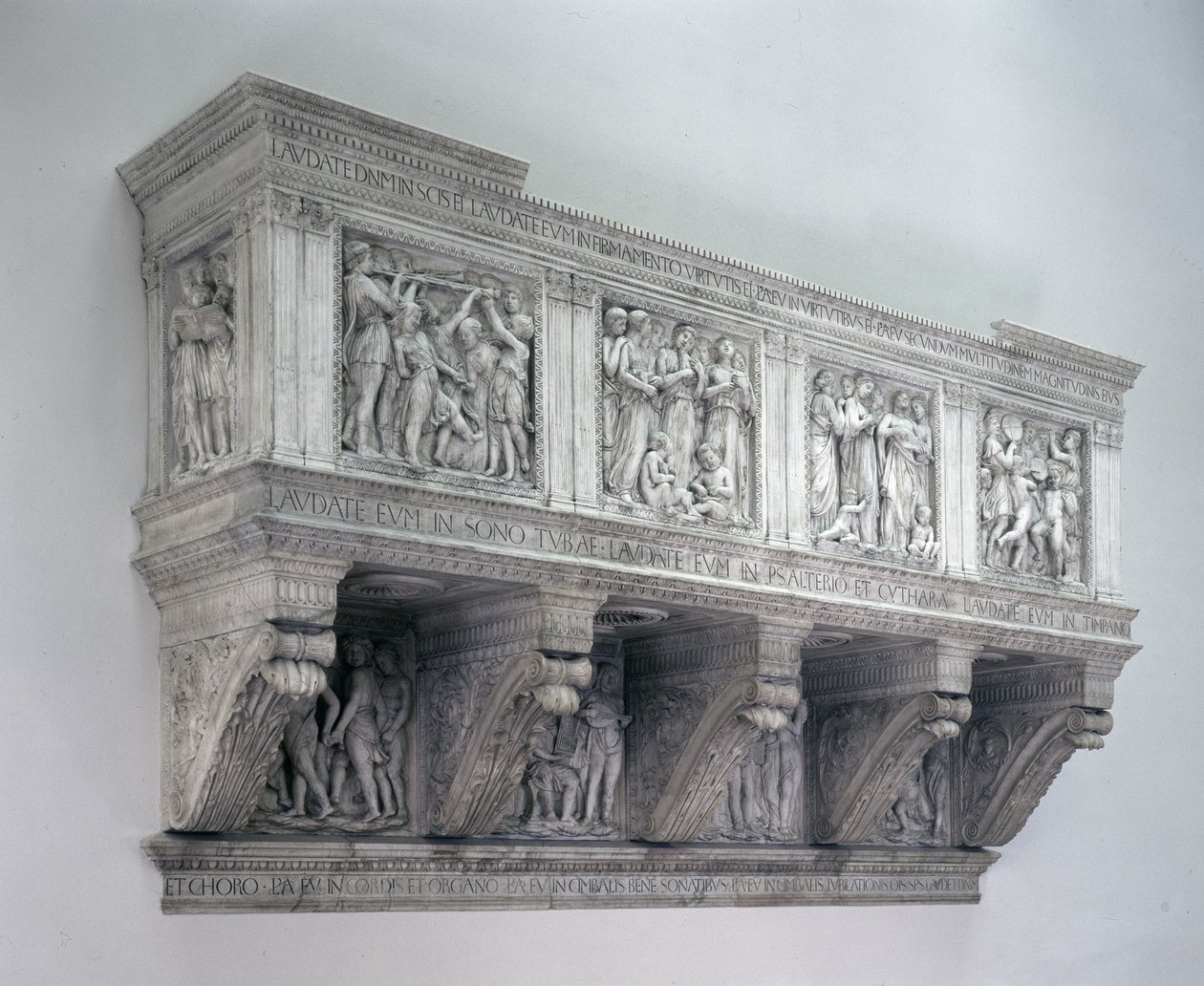 Rekonstrueret Cantoria, ca.1432-38 (marmor) af Luca Della Robbia