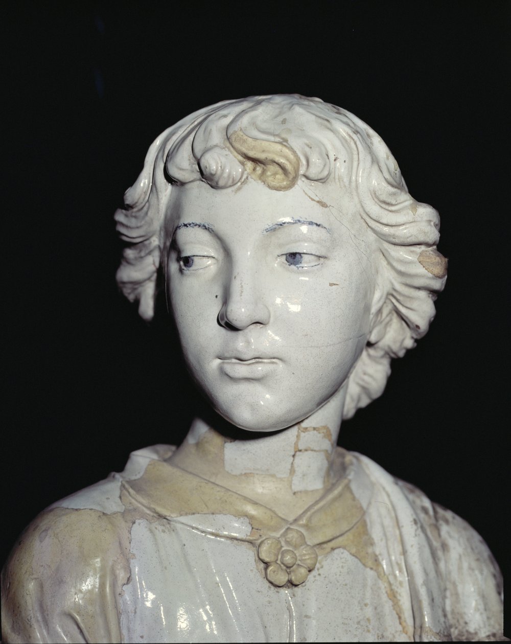 Engel holder et stearinlys, detalje af hovedglaseret keramik for detaljer se 97637 for par se 97635-6 af Luca Della Robbia