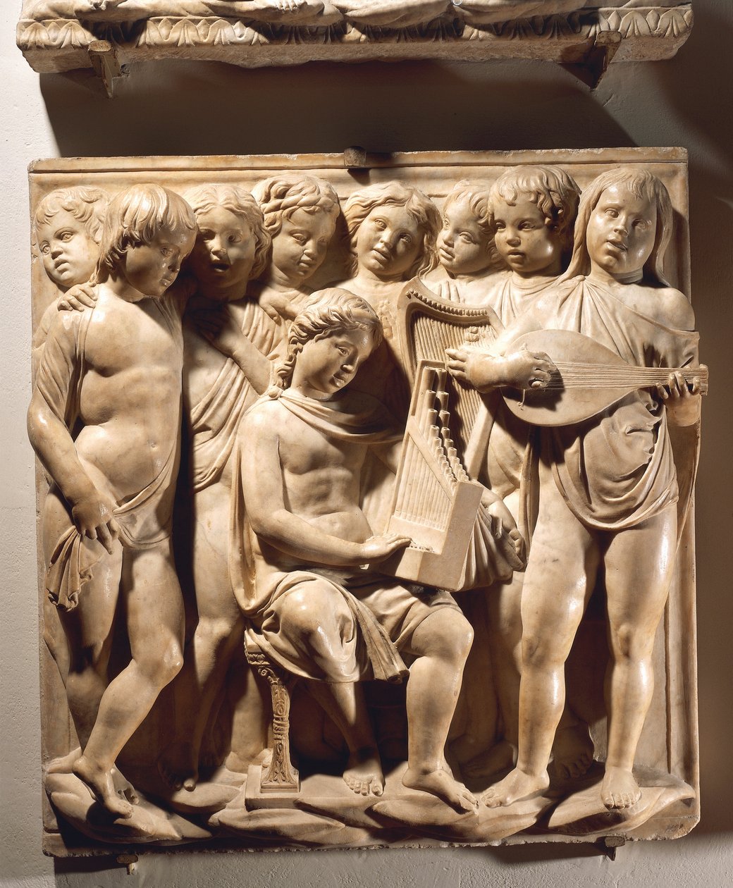 Lov ham med strygere og orgel (Salme 150, Lov Herren), panel med drengesang med orgel, harpe og lut af Luca Della Robbia